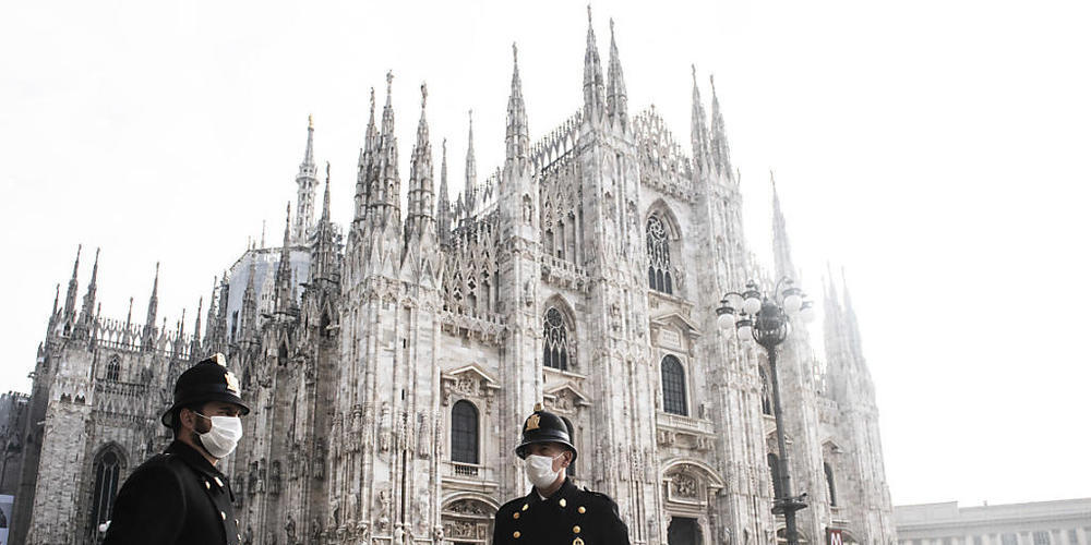 Polizisten stehen auf dem Domplatz vor dem Mailänder Dom. Seit Freitag, 6. November, befindet sich Italien hat seine Corona-Maßnahmen verschärft. Foto: Matteo Biatta/ZUMA Wire/dpa