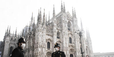 Polizisten stehen auf dem Domplatz vor dem Mailänder Dom. Seit Freitag, 6. November, befindet sich Italien hat seine Corona-Maßnahmen verschärft. Foto: Matteo Biatta/ZUMA Wire/dpa