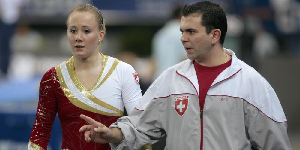 Die Kunstturnerin Ariella Kaeslin zusammen mit ihrem damaligen Trainer Fabien Martin bei der WM 2007. Sie erhebt schwere Vorwürfe an die Verantwortlichen des Sportzentrums Magglingen.