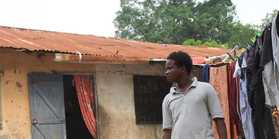 Boubacar Badji steht vor seinem Zuhause. Er träumt davon, nach Europa zu gehen. Der Senegalese wollte sich eigentlich auf die lange und gefährliche Reise gen Norden machen - doch dann kam die Corona-Pandemie. Foto: Matteo Fraschini/dpa