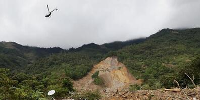 Ein Hubschrauber über dem durch einen Erdrutsch zerstörten Dorf Queja in Guatemala. Foto: Esteban Biba/EFE POOL/AP/dpa