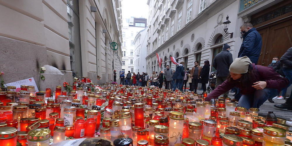 Menschen gedenken mit Kerzen und Blumen der Opfer des Terrorangriffs am 2. November in der Wiener Innenstadt. Foto: Herbert Pfarrhofer/APA/dpa