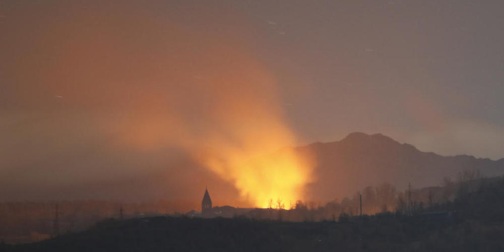Rauch und Flammen steigen während der Kämpfe zwischen armenischen und aserbaidschanischen Streitkräften in Schuschi in den Himmel. Foto: