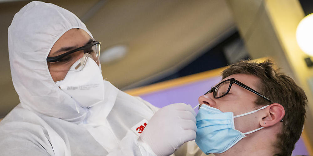 Militärangehörige sind am Sonntag in Moudon VD zum Corona-Einsatz eingerückt. Sie wurden auf eine mögliche Infektion mit dem Coronavirus untersucht.