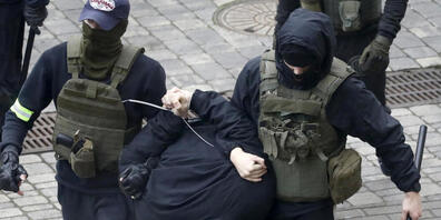 Zwei mit einem Schlagstock bewaffnete Polizisten verhaften einen Mann während eines Protests der Opposition gegen die offiziellen Ergebnisse der Präsidentschaftswahlen. Foto: Uncredited/ap/dpa