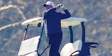 Donald Trump spielt eine Runde im Trump National Golf Club. Foto: Steve Helber/AP/dpa