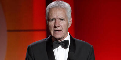 ARCHIV - Alex Trebek, Moderator und Quiz-Show-Host aus Kanada, spricht bei den 44. jährlichen Daytime Emmy Awards in Kalifornien. Trebek starb am Sonntag, den 8. November 2020, nachdem er fast zwei Jahre lang gegen Bauchspeicheldrüsenkrebs gekämpf...
