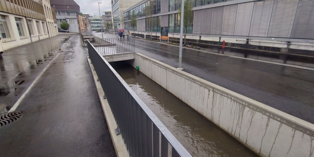 Teer- und Betonwüste mit einem Hauch Grün: Das nennt die Stadt "Klimainsel Stadtbachpark"