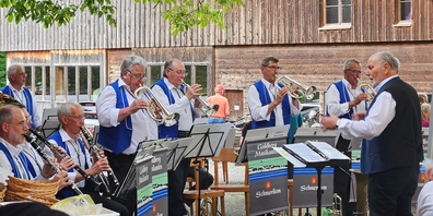 Die Goldbergmusikanten laden zum traditionellen Pfingstmontag-Konzert mit stimmungsvoller Blasmusik im Hof Bollingen. (Archivbild)