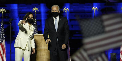 Joe Biden, «Gewählter Präsident» («President Elect»), und Kamala Harris, «Gewählte Vizepräsidentin» («Vicepresident Elect»), stehen im Rahmen einer Ansprache auf der Bühne. Foto: Andrew Harnik/AP/dpa