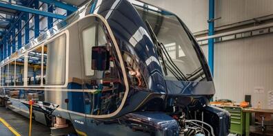 Zwar wurden mehrere Waggons bereits fertig gestellt und ausgeliefert. Aufgrund der Pandemie kam es aber zu Verzögerungen von mehreren Monaten bei der Produktion der variablen Drehgestelle.