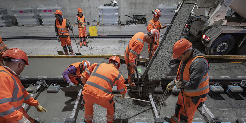 Die Gewerkschaft Unia sorgt sich betreffend Corona um die Gesundheit der Arbeitskräfte auf Baustellen. Die Suva und Bauunternehmen sehen keinen Handlungsbedarf. (Symbolbild)