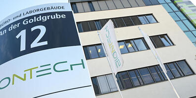 dpatopbilder - Das Logo des Biotechnologie-Unternehmens «Biontech» ist auf einer Stele vor der Unternehmenszentrale angebracht. Als erstes westliches Unternehmen legt der deutsche Hersteller Biontech Zwischenergebnisse einer großen Studie vor. Fot...