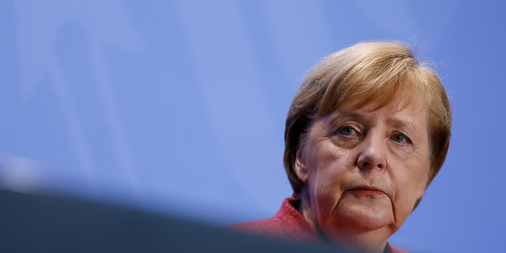 Bundeskanzlerin Angela Merkel (CDU) erläutert auf einer Pressekonferenz im Bundeskanzleramt. Foto: Odd Andersen/AFP/POOL/dpa