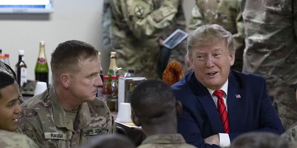 ARCHIV - Donald Trump besucht 2019 amerikanische Truppen auf der Bagram Air Base nördlich von Kabul. Foto: Alex Brandon/AP/dpa