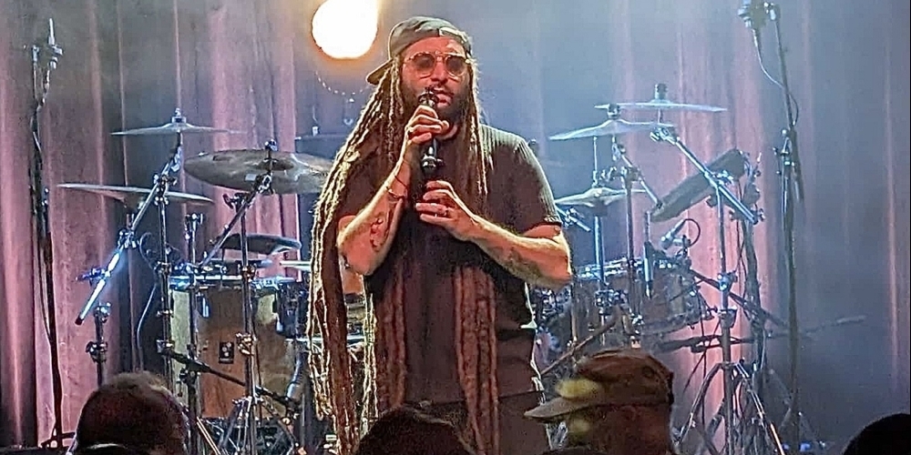 Alborosie is in the house! Seine Rasta–Locken reichen bis fast zum Boden.
