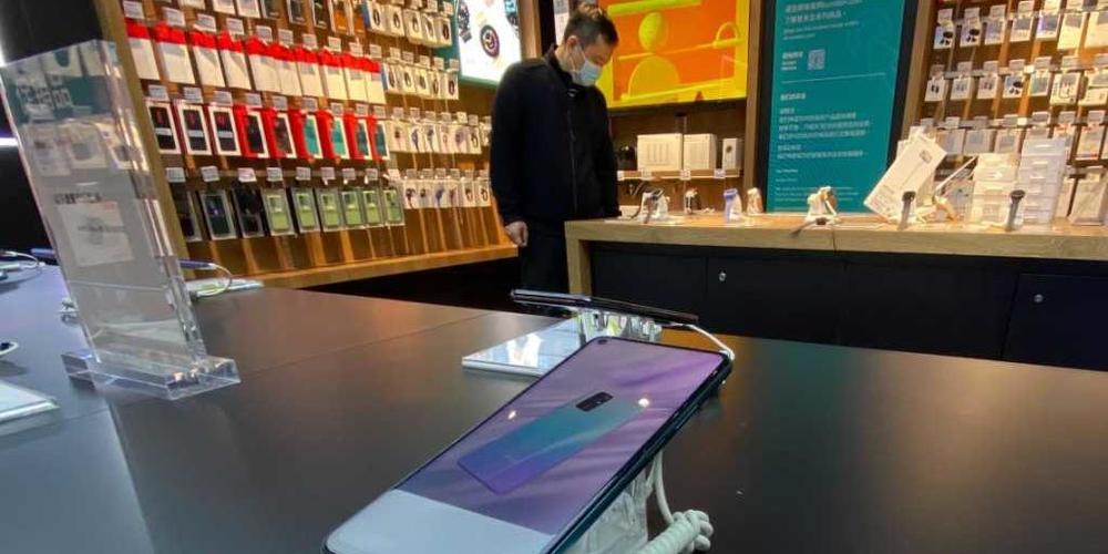 Huawei gibt nach: Der chinesische Konzern verkauft nach Druck aus den USA die Marke Honor. Bild entstanden in enem Geschäft in Peking, am 17. November.