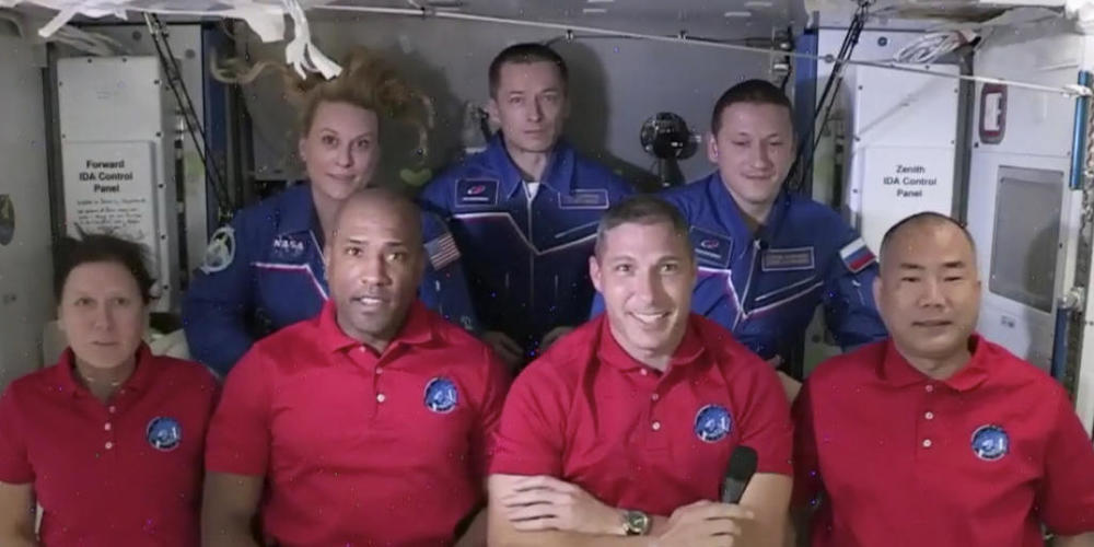 HANDOUT - Der Bildausschnitt von NASA-TV zeigt die Crew von SpaceX Dragon (vorne,l-r), Shannon Walker, Victor Glover, Mike Hopkins und Soichi Noguchi sowie die Crew der Internationalen Raumstation (hinten,l-r) Kate Rubins, Expedition 64-Kommandeur...