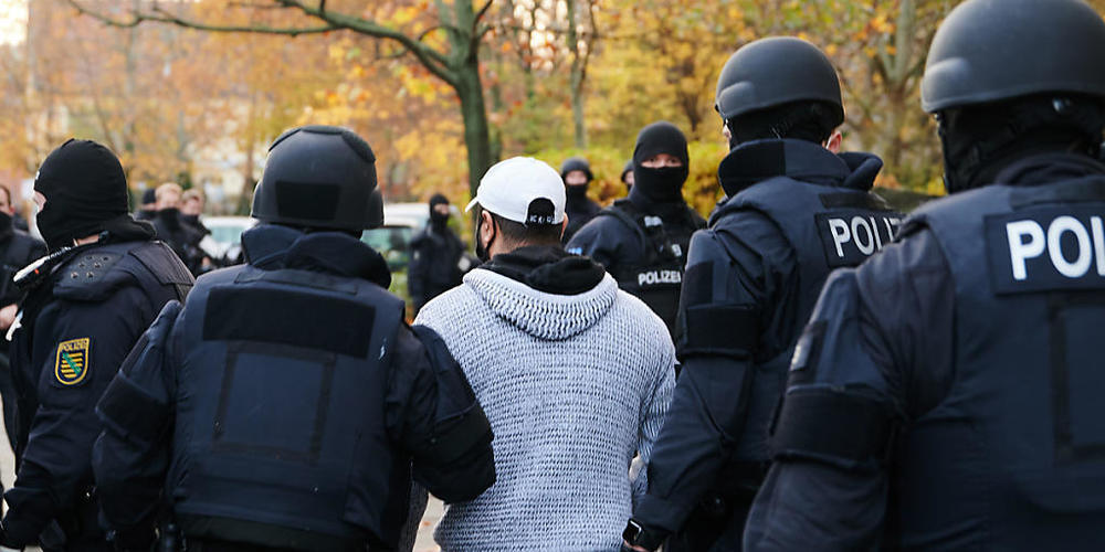 Polizeibeamte bringen bei einem Einsatz in der Gitschiner Straße eine Person zur Identitätsprüfung. Knapp ein Jahr nach dem Kunstdiebstahl im Dresdner Grünen Gewölbe hat die Polizei am Dienstagmorgen in Berlin drei Tatverdächtige festgenommen. Sei...