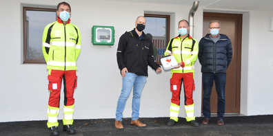 Übergabe in der Pfarrweid in Altendorf: (v. l.) Wladimir Gervasoni, Gemeindeschreiber Roger Spieser, Reto Hauser und Hanspeter Odermatt, der als Vertreter der Eigentümer diese Installation im Neubau-Quartier ermöglichte. (Bild: Stefan Grüter)