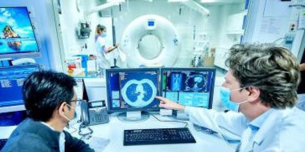 Ein Wissenschaftler und ein Radiologe entwickelngemeinsam ein klinisches KI-Werkzeug, um Lungenerkrankungen schnell und präzise zu diagnostizieren. Eine enge Partnerschaft zwischen Forschenden und Klinikern ist die Stärke des Berner Zentrums für K...