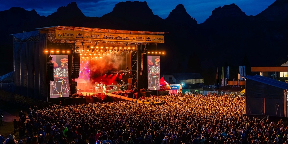 Tanzen und Singen bis in die späten Abendstunden vor einmaliger Bergkulisse am Flumserberg Open Air.