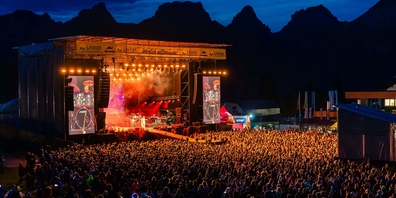 Tanzen und Singen bis in die späten Abendstunden vor einmaliger Bergkulisse am Flumserberg Open Air.
