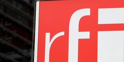 ARCHIV - Das Logo von Radio France Internationale (RFI) in Issy-les-Moulineaux bei Paris. Der französische Auslandssender Radio France Internationale (RFI) hat aus Versehen rund hundert vorbereite Nachrufe veröffentlicht - und somit kurzzeitig Kön...