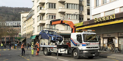 Das verunfallte Auto wird abtransportiert.