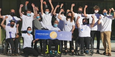 Alle teilnehmenden Teams der OST mit dem Cybathlon-Gewinner Florian Hauser (Mitte).