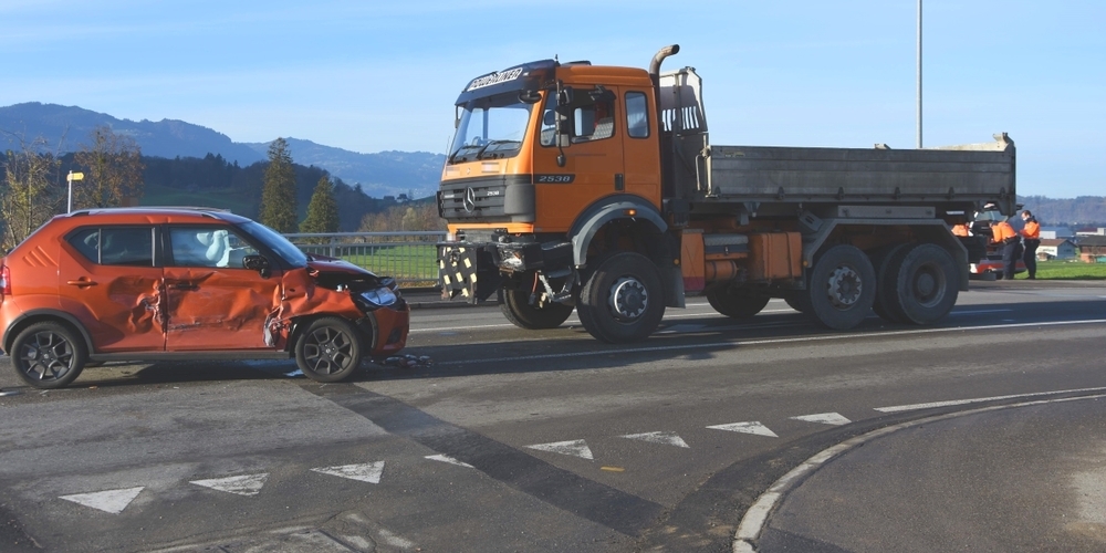 Der beim Unfall entstandene Sachschaden an den Fahrzeugen beträgt rund 16'000 Franken.