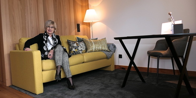 Gemeindepräsidentin Christa Köppel zeigt gerne das helle, komfortable und nachhaltig eingerichtete Musterzimmer (Bilder: Ulrike Huber)