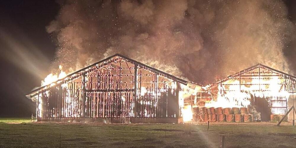 Die beiden Lagerhallen des Landwirtschaftsbetriebs waren nicht zu retten.