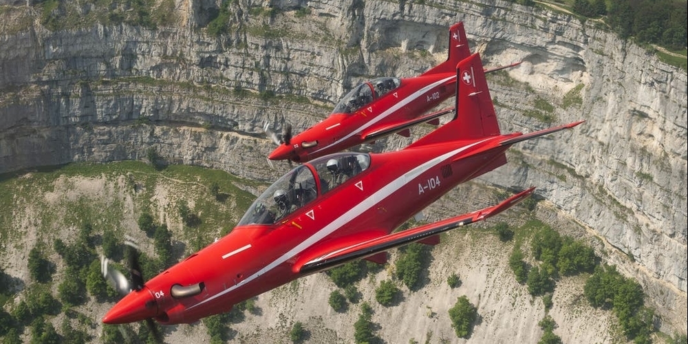 Die Pilatus PC-21 fliegt auch im Luftraum über dem Walensee (auf dem Bild: Creux du Van).
