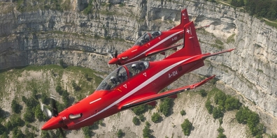 Die Pilatus PC-21 fliegt auch im Luftraum über dem Walensee (auf dem Bild: Creux du Van).