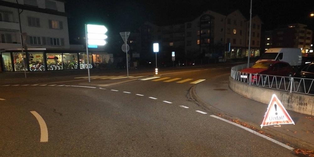 Schon am frühen Abend alkoholisiert am Steuer fährt ein Autolenker eine Pensionistin vom Zebrastreifen (Bild: kapo.sg.ch)