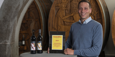 Roman Ruthishauser zeigt mit berechtigtem Stolz die Urkunde von Gault-Millaut, die ihn in die Top-150 Winzer der Schweiz befördert (Bilder: zVg)