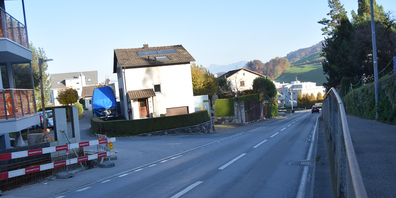 Die Wilenstrasse Ost wird nächstes Jahr vom Eulenweg bis Wilen Zentrum saniert. Das Trottoir rechts wird als kombinierter Fuss- und Veloweg ausgebaut. (Bild: Patrizia Baumgartner)