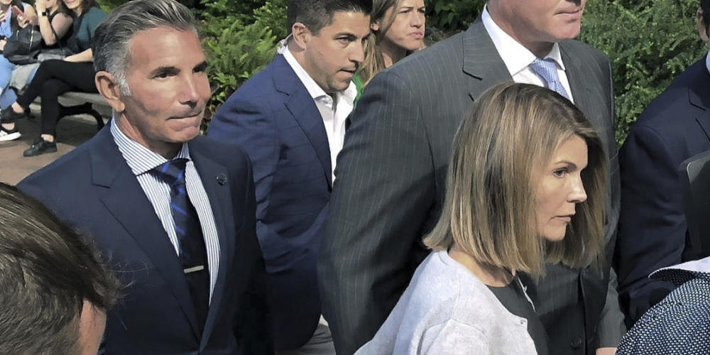 ARCHIV - Lori Loughlin verlässt im August 2019 nach einer Anhörung in dem Hochschul-Bestechungsskandal mit ihrem Ehemann Mossimo Giannulli das Bundesgericht in Boston. Foto: Philip Marcelo/AP/dpa