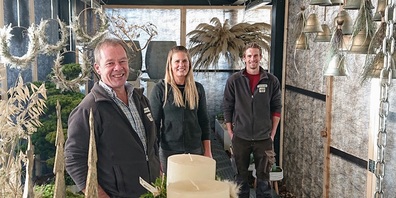 Weihnachtsmarkt im Pavillon bereit: v. l. Werner Nützi (Inhaber Nützi AG), Martina Geisser (Geschäftsführerin Blumenladen Nützi) und Patrick Nützi (Mitglied der Geschäftsleitung Nützi AG)