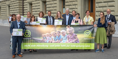 1000plus-Gründer Kristijan Aufiero (rechts) und Geschäftsführer Matthias Jean-Marie Schäppi (links) mit Mitarbeiterinnen und  Unterstützern