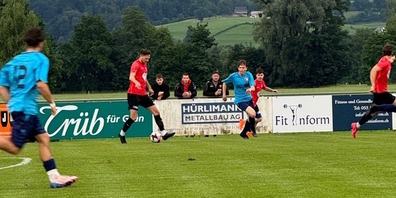 An der Benknerstrasse musste sich der FC Uznach (rot-schwarz) gegen den FC Dussnang trotz Überlegenheit mit einem Remis begnügen.