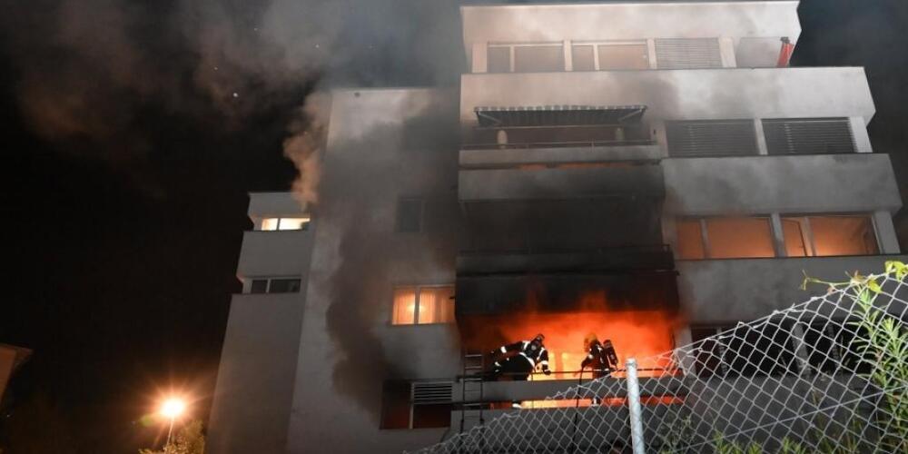 Feuerwehrleute bekämpfen vom Balkon aus den Wohnungsbrand in Murg SG.