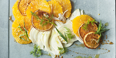 Roh und in dünne Scheiben geschnitten, dazu Olivenöl und ein Spritzer Säure – so wird aus Fenchel ein leckerer Salat. (Bild: DPA)