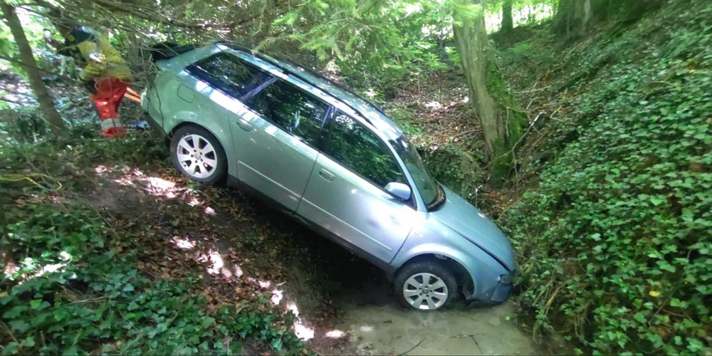 Bei der Kollision landete ein Fahrzeug im Bach.