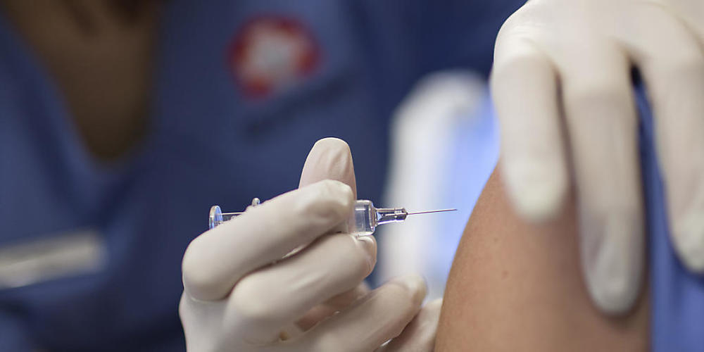 Swissmedic hat ein weiteres Gesuch für einen Covid-19-Impfstoff erhalten. (Symbolbild)