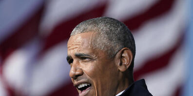Barack Obama, ehemaliger Präsident der USA, hält während einer Wahlkampfkundgebung auf dem Turner Field zur Unterstützung des demokratischen US-Präsidentschaftskandidaten Biden eine Rede. Foto: Brynn Anderson/AP/dpa