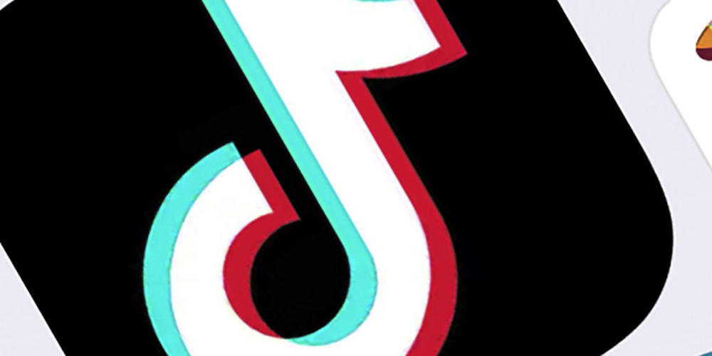 ARCHIV - Das Logo der internationalen Videoplattform TikTok des chinesischen Unternehmens ByteDanceist ist auf einem Smartphone zu sehen. Die populäre Video-App Tiktok kann in den USA vorerst ohne Einschränkungen weitergenutzt werden. Foto: AP/dpa