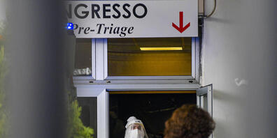 Medizinisches Personal in Schutzkleidung steht in der Notaufnahme des Cardarelli-Krankenhauses. Foto: Alessandro Pone/LaPresse/AP/dpa