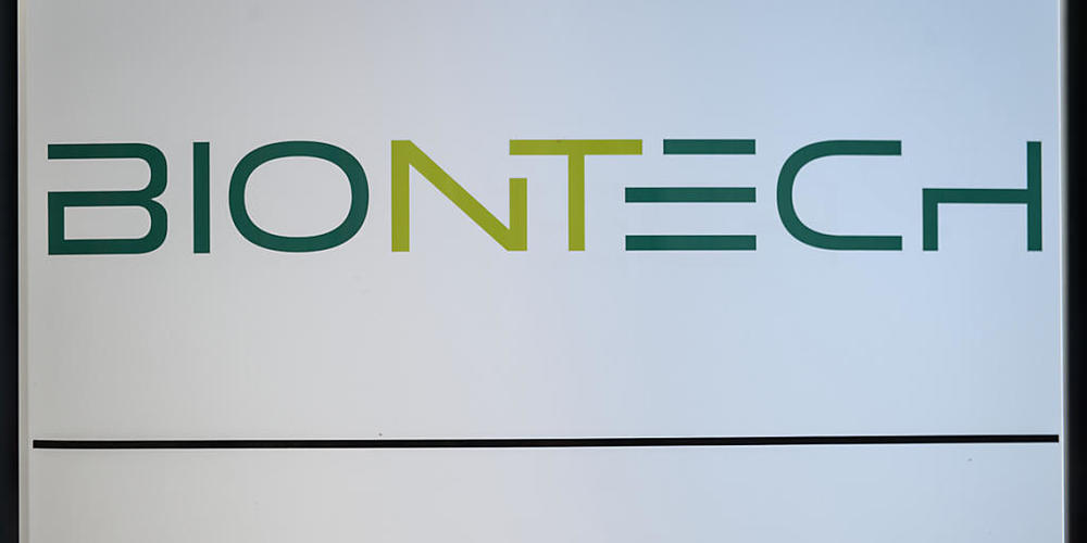 ARCHIV - Biontech-Logo an der Konzernzentrale in Mainz. Foto: Andreas Arnold/dpa